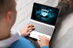 Mężczyzna korzystający z VPN (Virtual Private Network) w celu bezpiecznego i szyfrowanego połączenia z siecią firmową