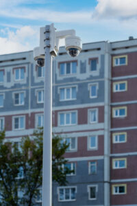 Kamery CCTV zamontowane na słupie monitorujące obszar bloku